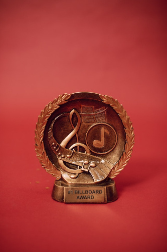La imagen muestra un trofeo de un concurso musical. 