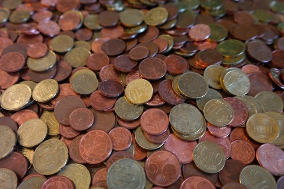 Muchas monedas de 1, 2, 5 y 10 céntimos