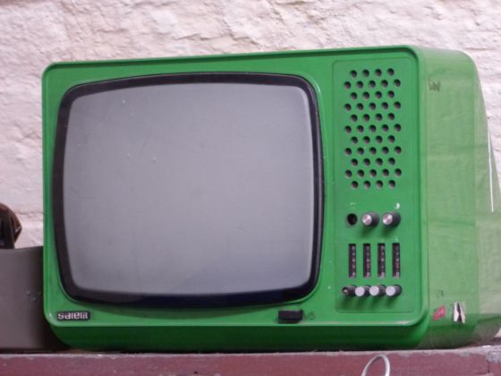 Televisión antigua verde
