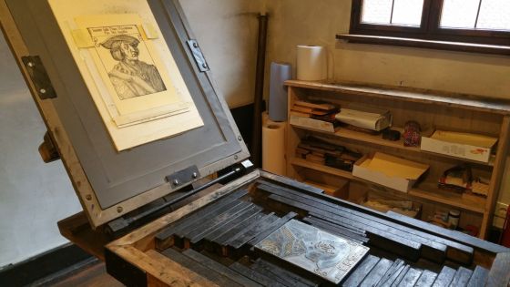 Antigua máquina de imprenta