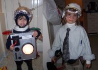 En la imagen aparecen dos niños disfrazados, uno de invento y otro de inventor.