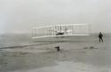 Fotografía en blanco y negro de un avión antiguo hermanos Wright.