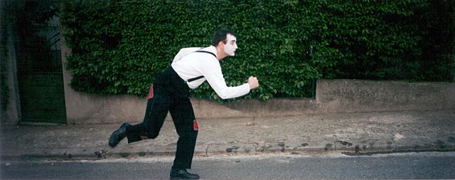 Actor haciendo mímica que simula un corredor