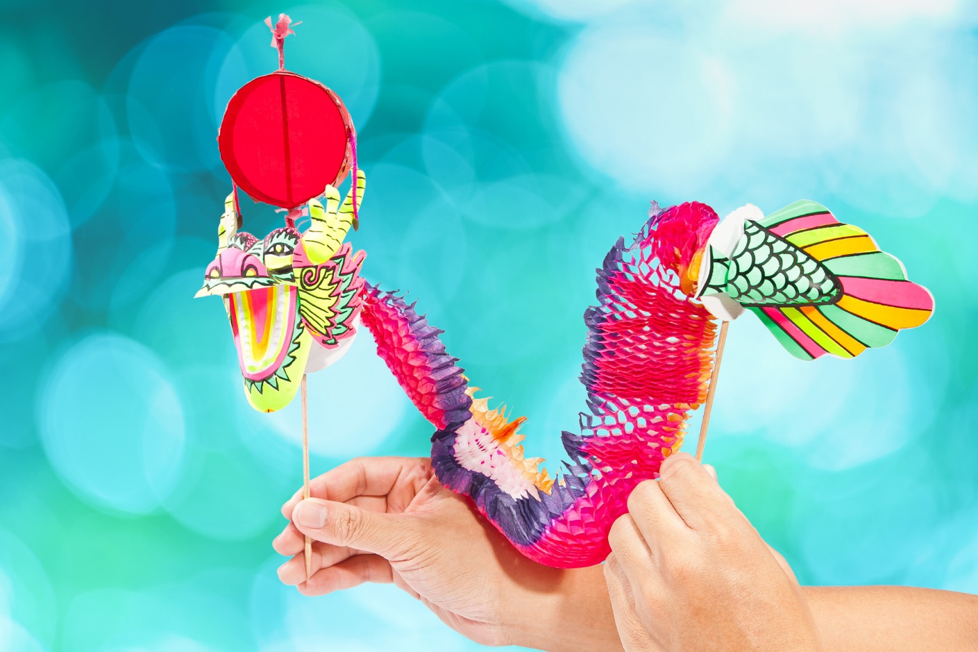 Marioneta de un dragón de colores que se maneja con dos palillos.