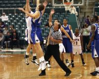 Jugadores de baloncesto saltando