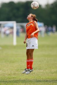 Chica jugando a fútbol