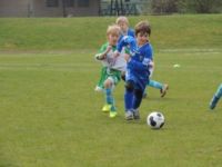 Grupo de niños jugando al fútbol
