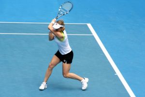 Mujer jugando al tenis