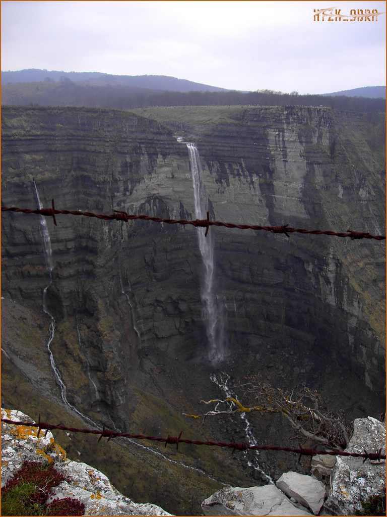 Los ríos de la vertiente Cantábrica suelen tener regímenes de tipo nivo pluvial, como el Nervión, cuyo impresionante salto en su cabecera se muestra en esta imagen.