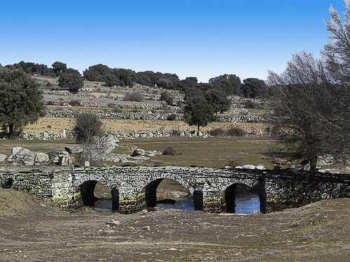 La irregularidad de los ríos peninsulares se refleja con claridad en la estrofa ¡cuántos ojos para una sola lágrima¡ 