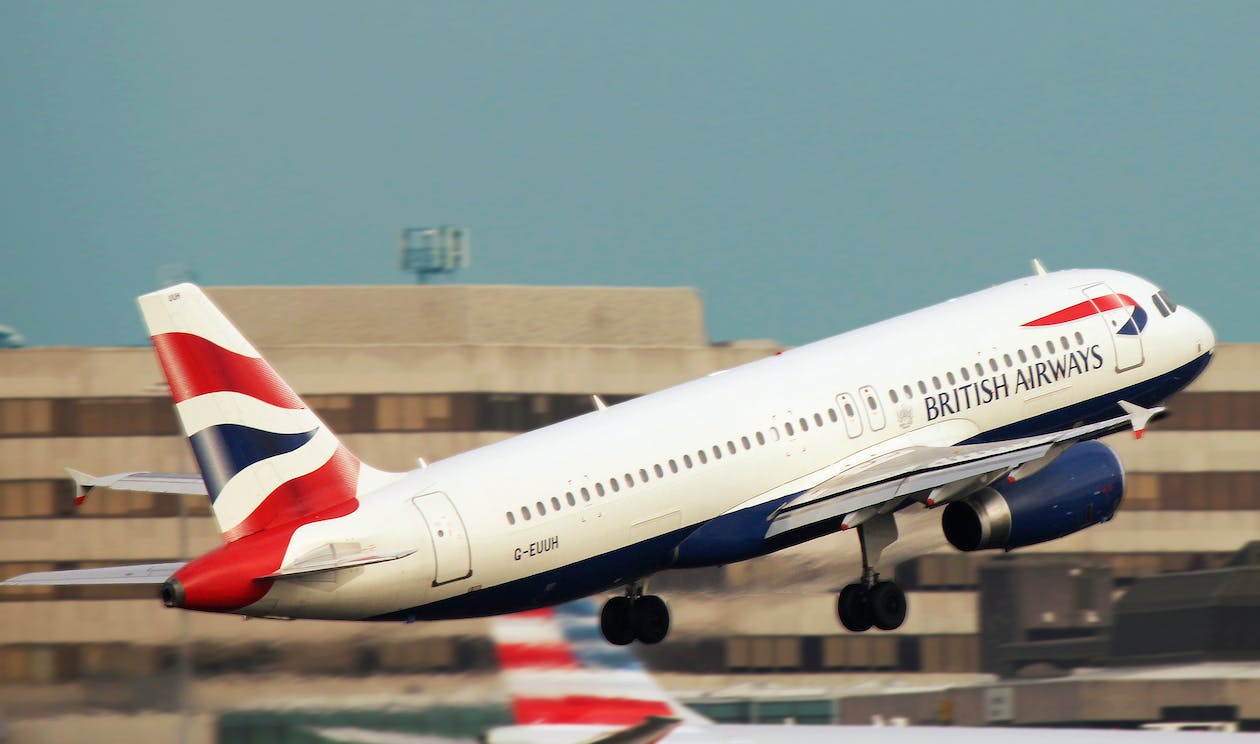 La imagen muestra un avión en un aeropuerto apunto de despegar. 