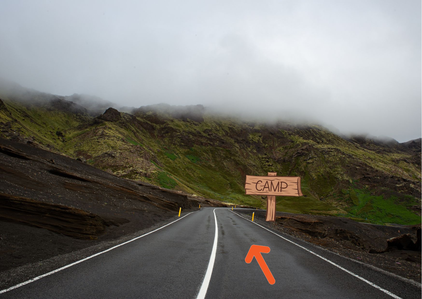 La imagen muestra una carretera remota con una flecha indicando el camino y otra señal que indica la lelgada al campamento. 