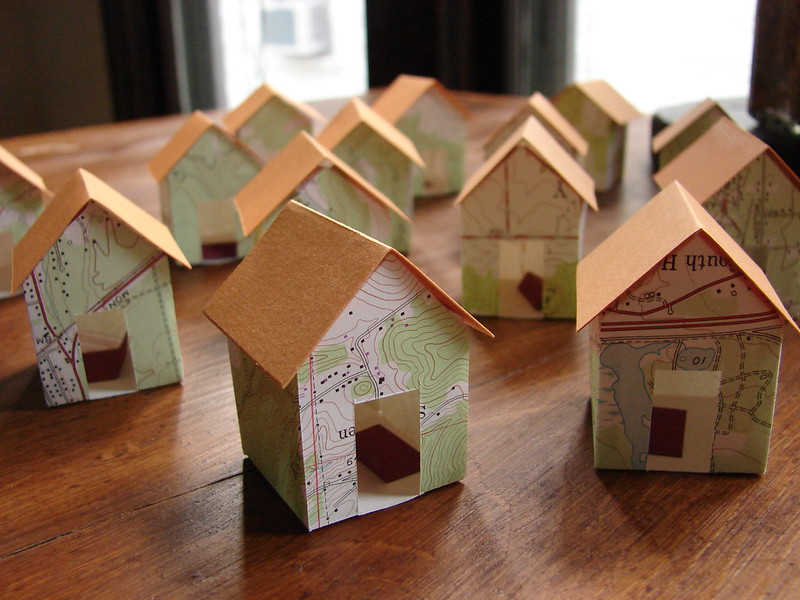 En la imagen puedes ver diferentes modelos de casas hechas con material reciclado, cartón y mapas