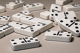 La imagen muestra unas fichas de dominó