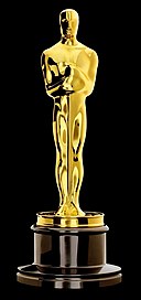 La imagen muestra la estatua de los Premios Oscar. 
