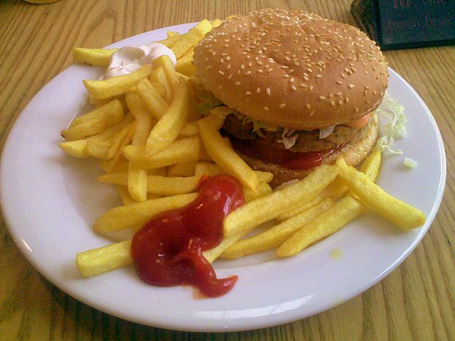 Imagen de una hamburguesa con patatas fritas