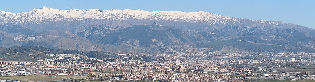 Panorámica de la ciudad de Granada con Sierra Nevada al fondo.