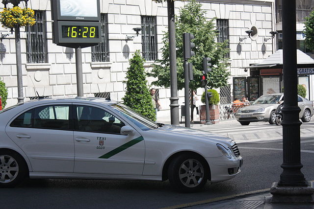 La imagen muestra un taxi
