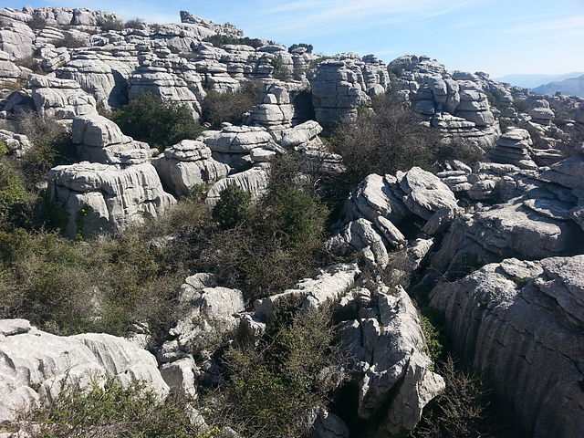 La imagen muestra un paisaje rocoso