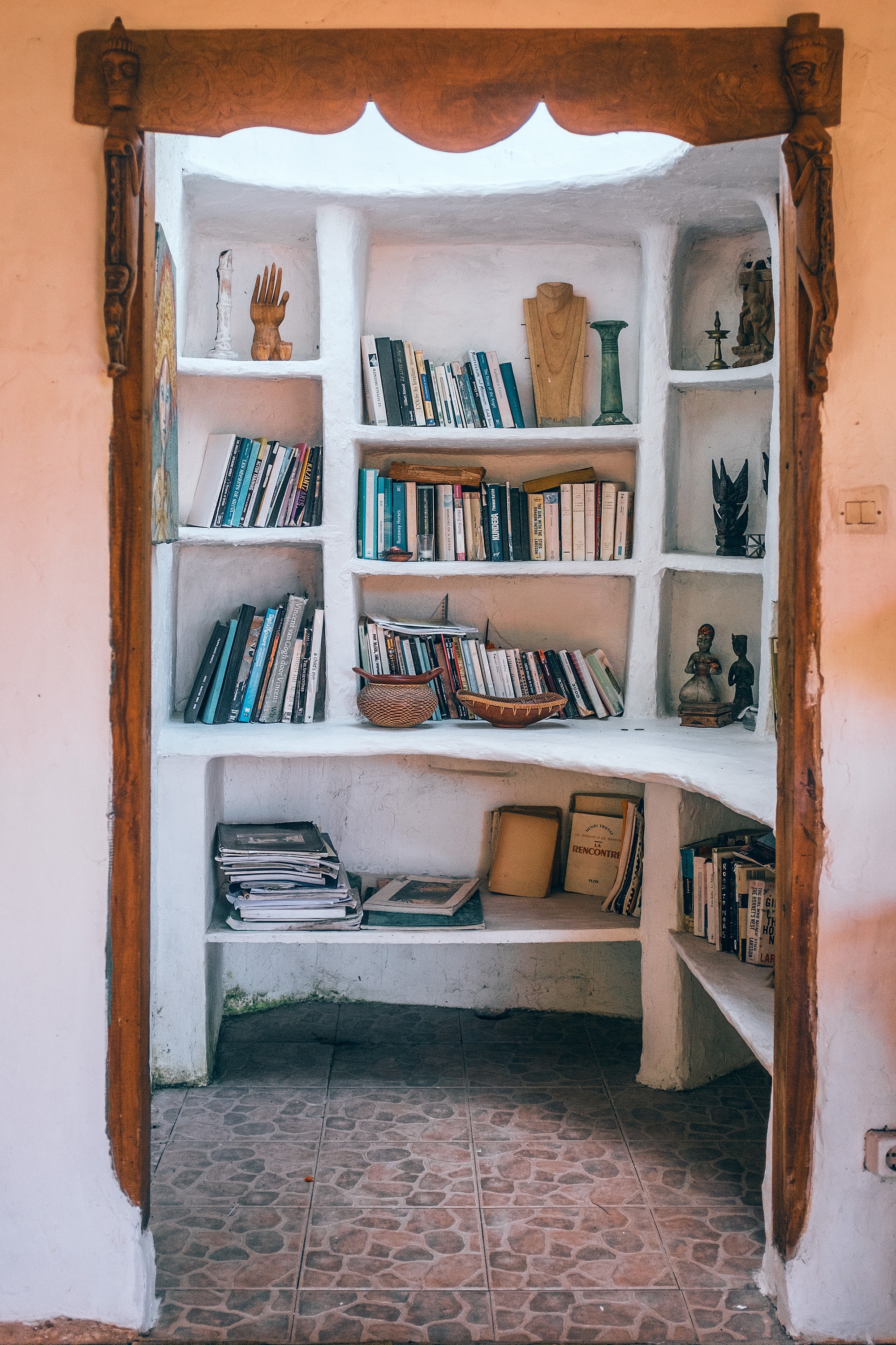 Habitación pequeña solo con estanterías de libros.