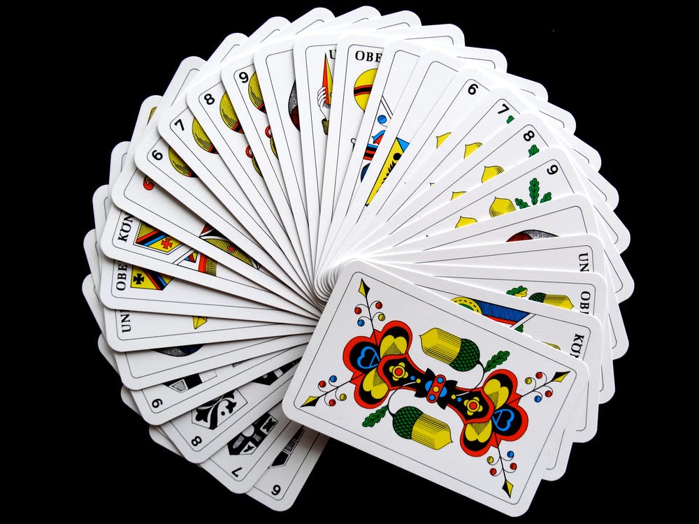 La imagen muestra una baraja de cartas blancas y amarillas en forma de abanico boca arriba