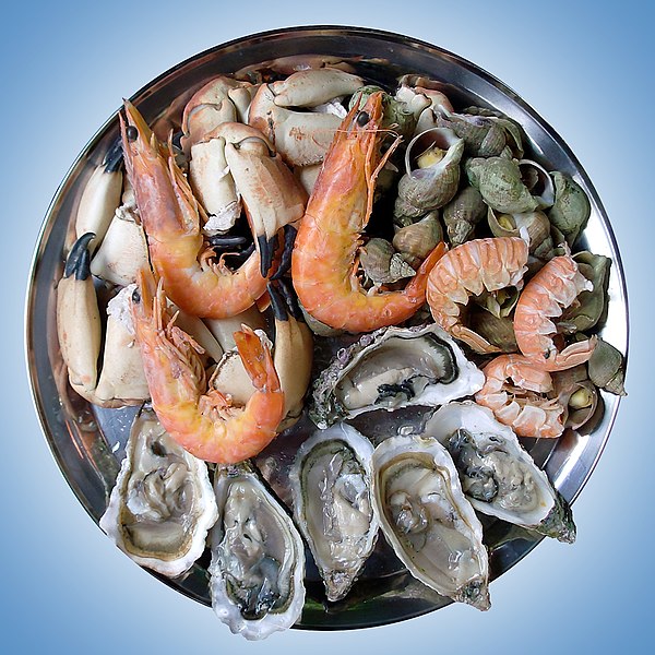 La imagen muestra un plato con diferentes tipos de marisco.