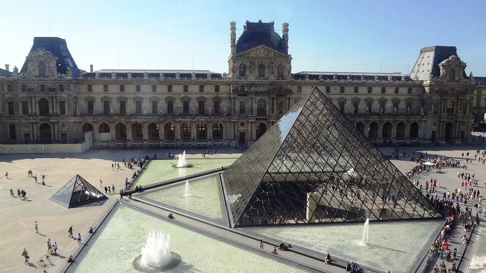 Pirámide del Louvre