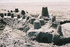 castillos de arena en la playa