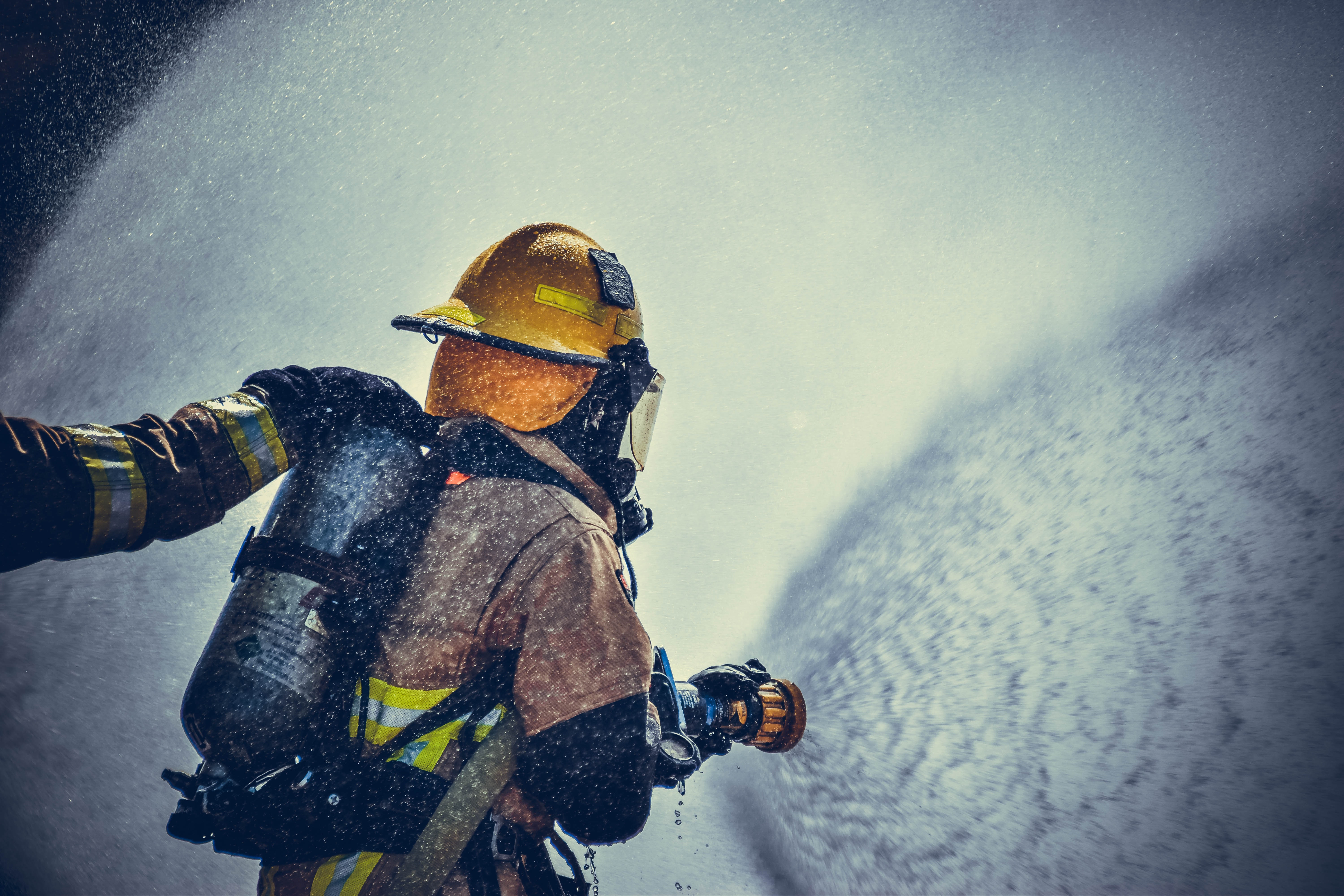 Bombero o bombera apagando un incendio