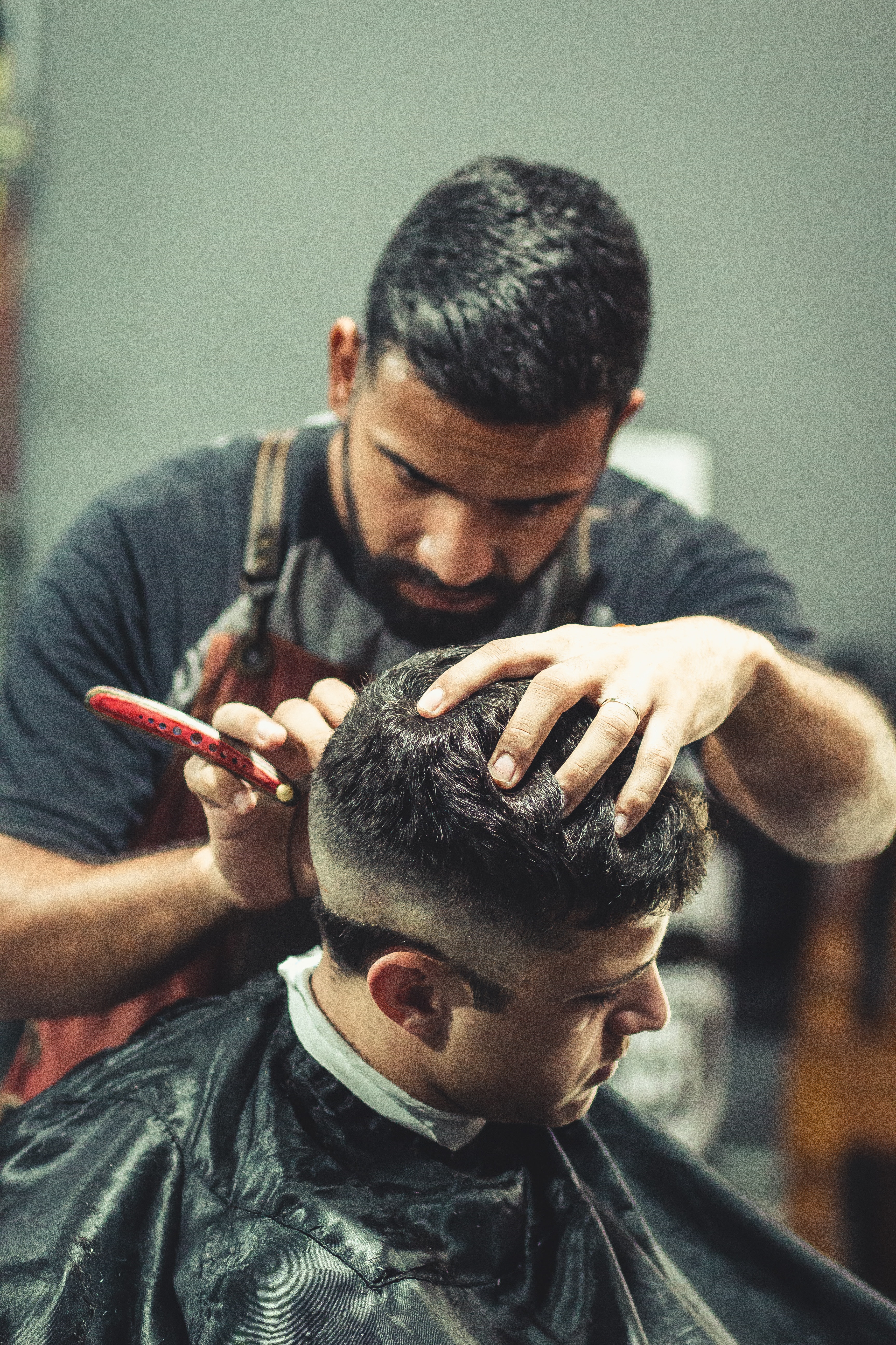 Peluquero cortando el pelo a un hombre.