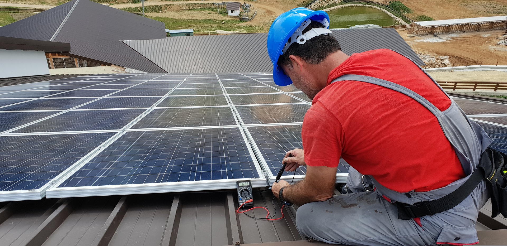 Técnico trabajando sobre una placa solar.