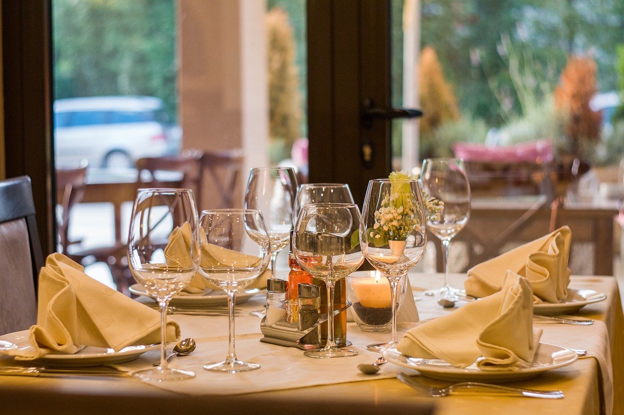 Salón con mesas y sillas en un restaurante