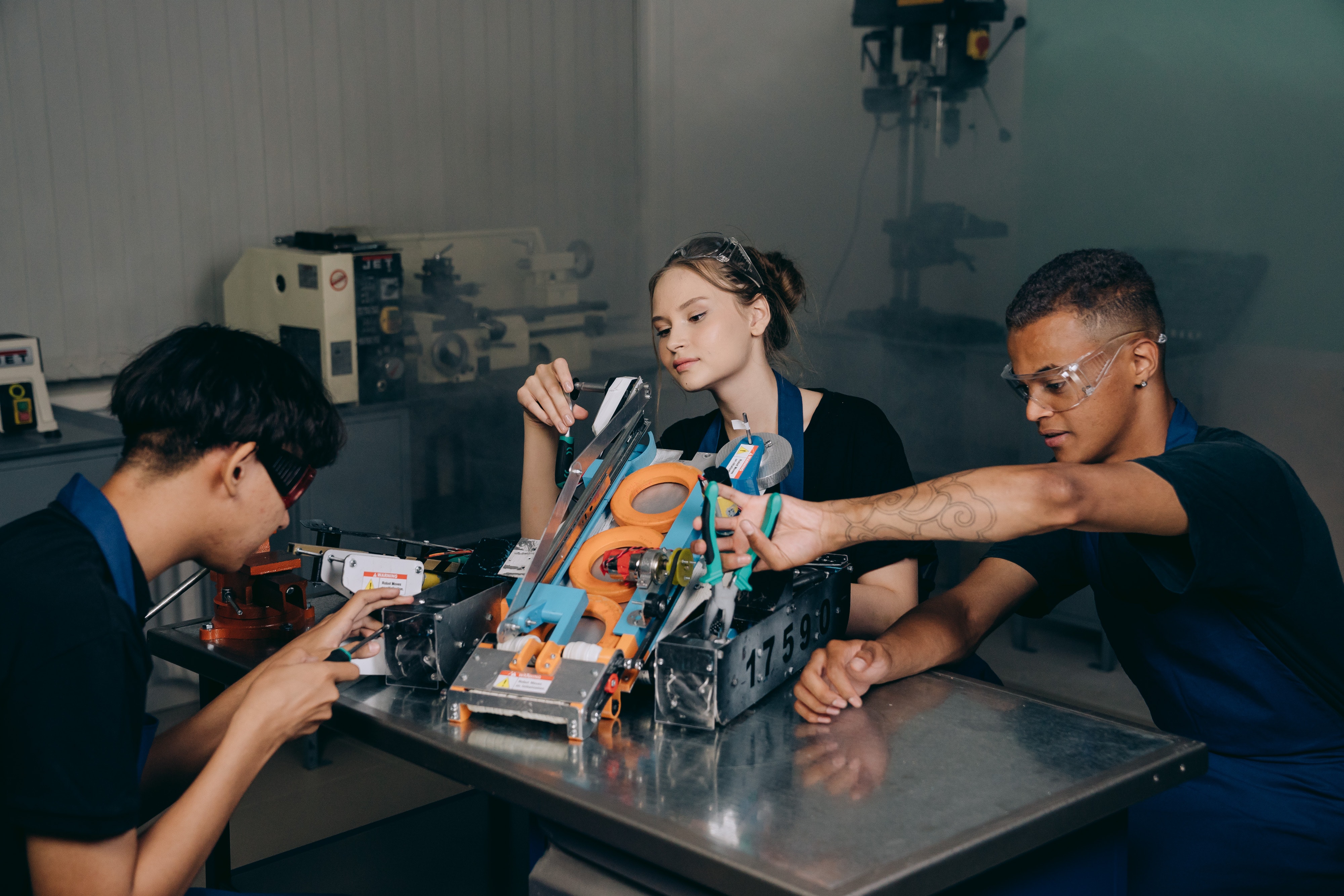 Jóvenes montando un robot.