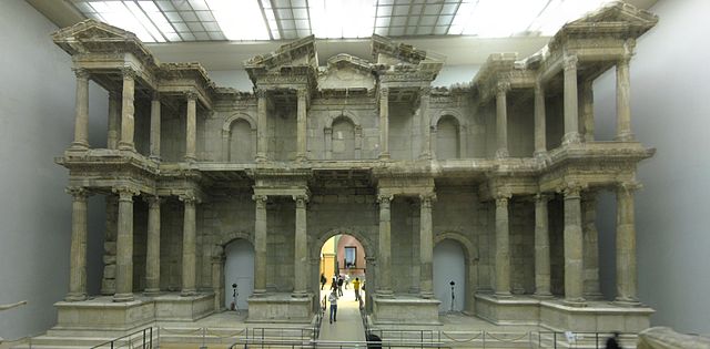 Puerta del mercado de Mileto reconstruida en el Pergamon Museum de Berlín