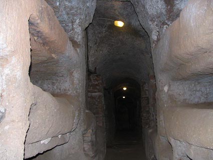 Interior de las catacumbas de San Calixto
