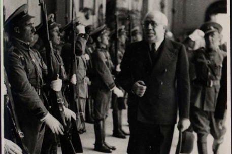 El presidente de la República Manuel Azaña durante la guerra Manuel Azaña revisando tropas