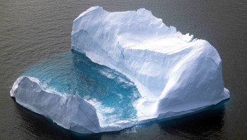 hielo flota sobre agua