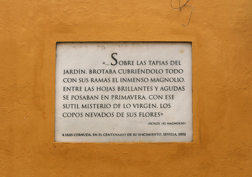 Placa con texto de Luis Cernuda