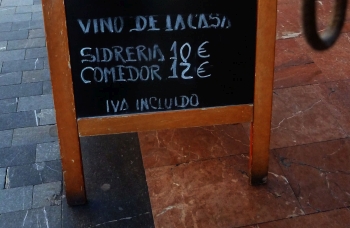 Pizarra de menú con anotación IVA incluido