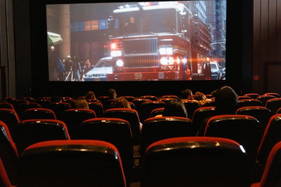 Sala de cine con una pantalla al fondo con un camión.