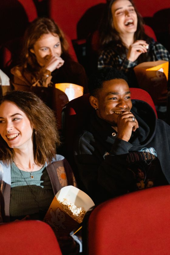 Personas sentadas en el cine.