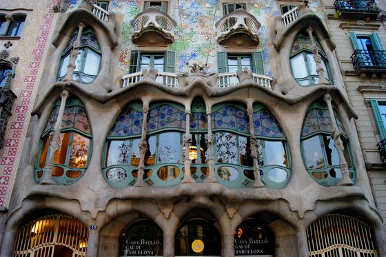 En la fotografía aparece la fachada de la casa Batlló de Gaudí edificada en Barcelona. En ella se puede apreciar todos los detalles que hacen único este edificio.