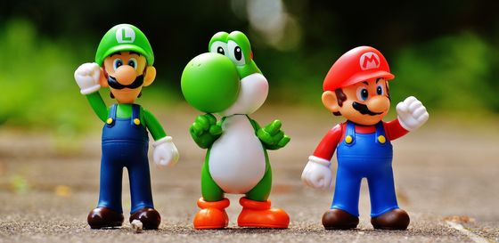 Aparecen los personajes principales de Super Mario en un bosque. Luigi, Yosi y Super Mario.