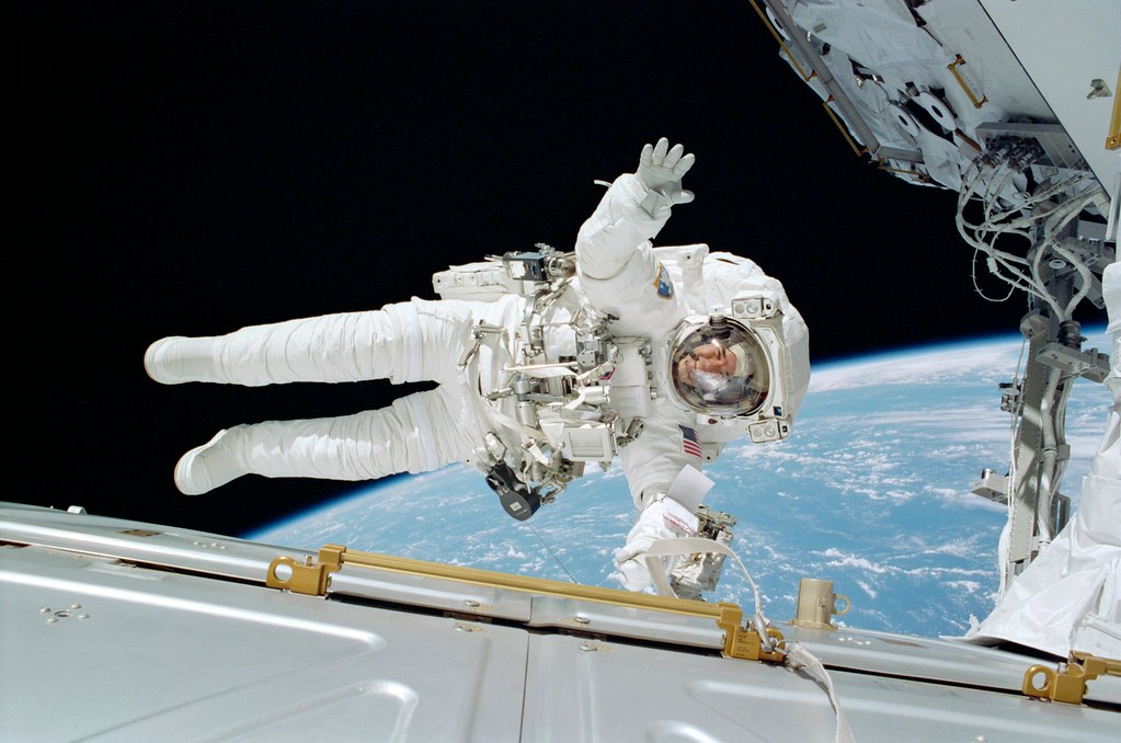 Picture of the word “spacewalk”.
