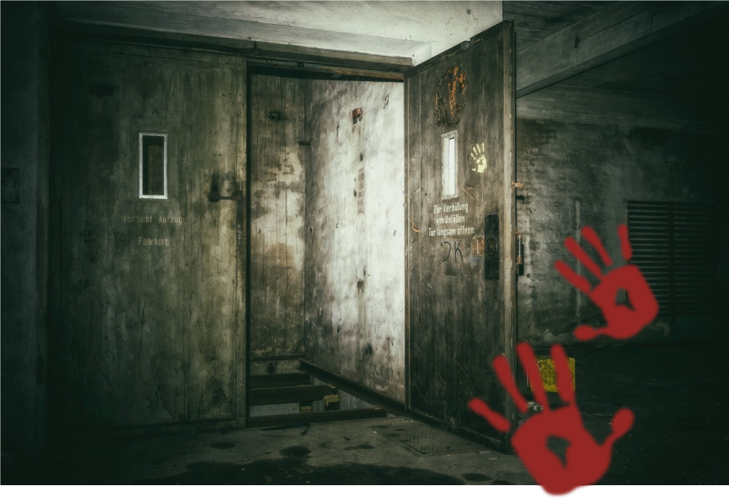 La imagen muestra la puerta abierta de un ascensor oscuro y tenebroso con 8 botones a la izquierda y las huellas de dos manos de sangre a la derecha.