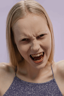 La imagen muestra la cara de una mujer con la boca con colmillos manchados de sangre.