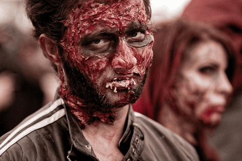 La imagen muestra un hombre con toda la cara ensangrentada.