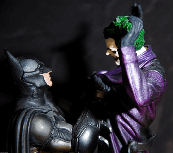 La imagen muestra a los personajes de ficción Batman y Joker