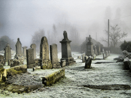 La imagen muestra un cementerio terrorífico