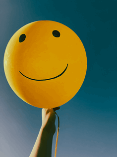 La imagen muestra un globo amarillo sonriente